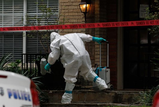 Mann in Schutzkleidung behandelt den Eingang zur Wohnung der mit Ebola angesteckten Krankenschwester in in Dallas