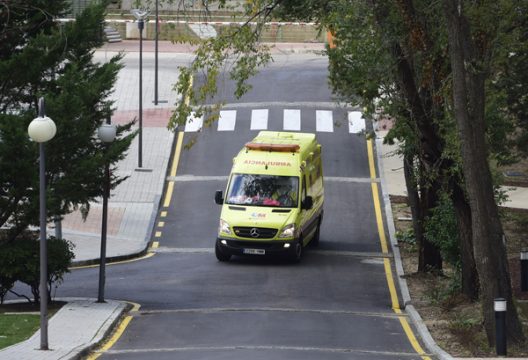Ebola-Verdacht: Ambulanz bringt den aus Nigeria stammenden Passagier in die Carlos III-Klinik