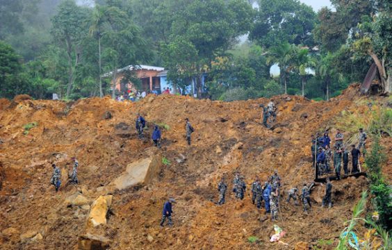 Nach dem riesigen Erdrutsch in einer Teeanbau-Region im Süden Sri Lankas gestaltet sich die Suche nach Opfern und Überlebenden schwierig