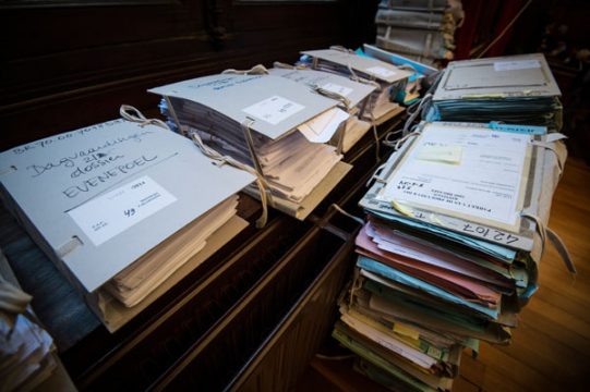 Zu den insgesamt 71 Verdächtigen gehört auch der frühere Generaldirektor Hans Evenepoel, dessen Akte hier links im Bild zu sehen ist