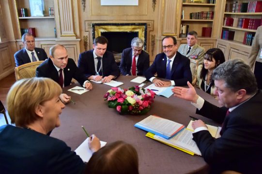 Ukraine-Gespräche in Mailand: Angela Merkel, Wladimir Putin, François Hollande und Petro Poroschenko mit ihren Beratern