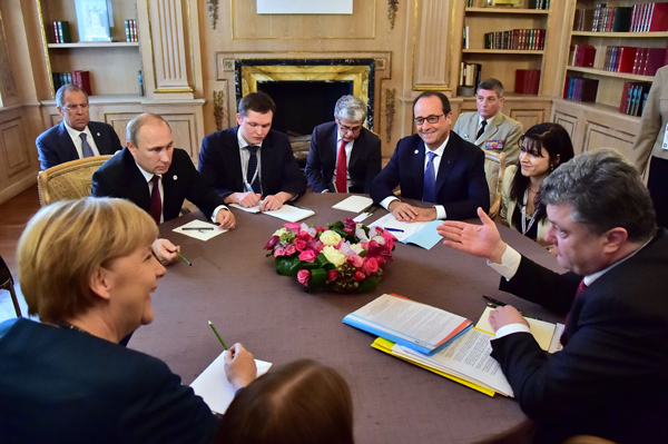 Ukraine-Gespräche in Mailand: Angela Merkel, Wladimir Putin, François Hollande und Petro Poroschenko mit ihren Beratern