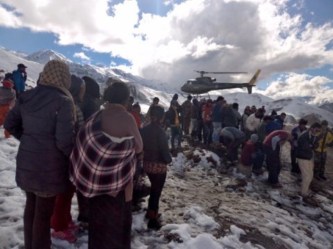 Hubschrauber der nepalesischen Armee rettet Überlebende der Katastrophe im Himalaya (Bild vom 15.10.)