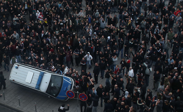 Köln: Hooligans gehen auf Polizisten los