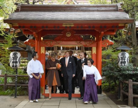 Königin Máxima und König Willem-Alexander mit Shinto-Priestern