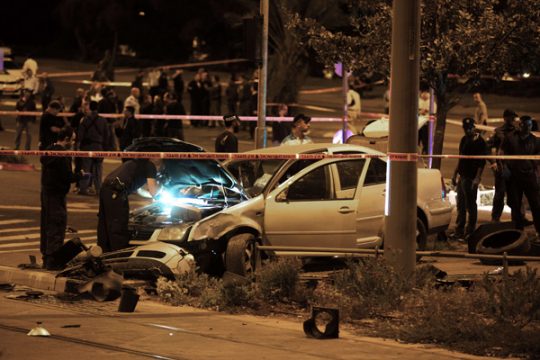 Israelische Polizisten untersuchen das für den Anschlag in Jerusalem genutzte Auto