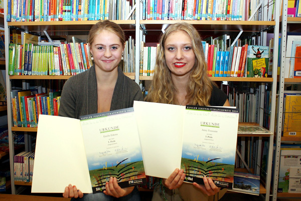 Lit.Eifel-Jugendliteraturwettbewerb: die ostbelgischen Preisträgerinnen Emilie Erkens aus Eupen (l.) und Jenny Toussaint aus Bütgenbach