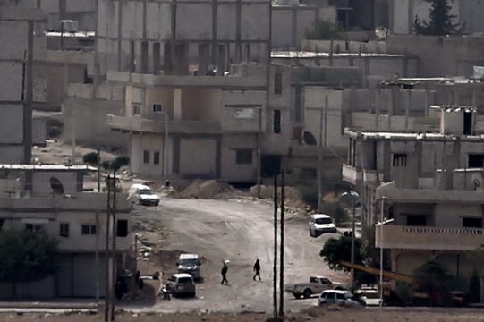 Kurden in den Straßen von Kobane