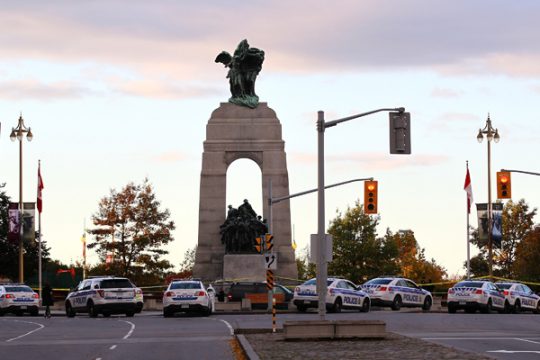 Das von der Polizei umzingelte Kriegsdenkmal in Ottawa