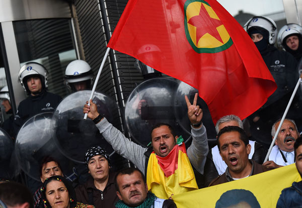 Um auf die verzweifelte Lage ihrer Landsleute im syrischen Kobane aufmerksam zu machen, haben einige Dutzend Kurden das Europaparlament in Brüssel vorübergehend besetzt.