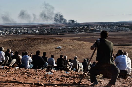Kurden beobachten aufsteigenden Rauch über der nordsyrischen Kurdenenklave Kobane