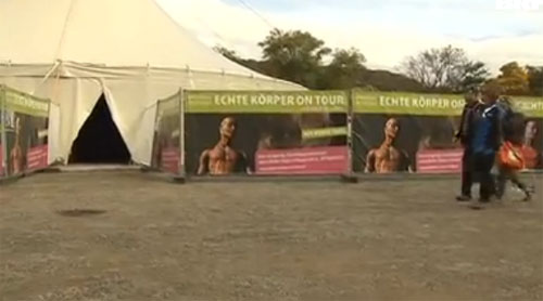 „Echte Körper - von den Toten lernen ist noch bis zum 12. Oktober auf dem Bendplatz in Aachen zu sehen.