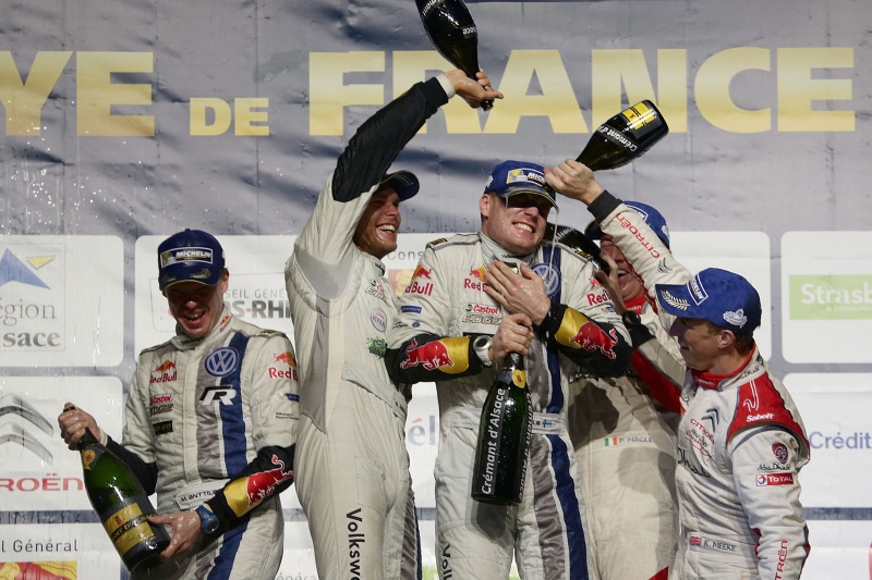 Podium der Rallye Frankreich: Jari-Matti Latvala/Miikka Anttila, Andreas Mikkelsen/Ola Floene, Kris Meeke/Paul Nagle