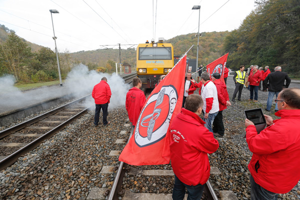 Mitglieder der sozialistischen Gewerkschaft stoppten den Zug, mit dem die Ministerin von Dinant nach Brüssel unterwegs war