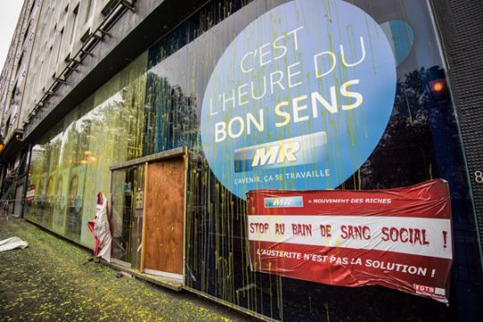 Gewerkschafter beschießen die MR- Parteizentrale in Brüssel mit Paintballkugeln