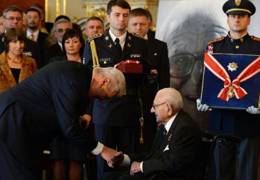 Der tschechische Präsident Milos Zeman ehrt Sir Nicholas Winton