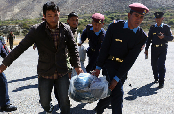 Himalaya-Schneesturm fordert 39 Opfer (Bild: Rettungskräfte bergen die Leiche eines Wanderers, 17. Oktober)