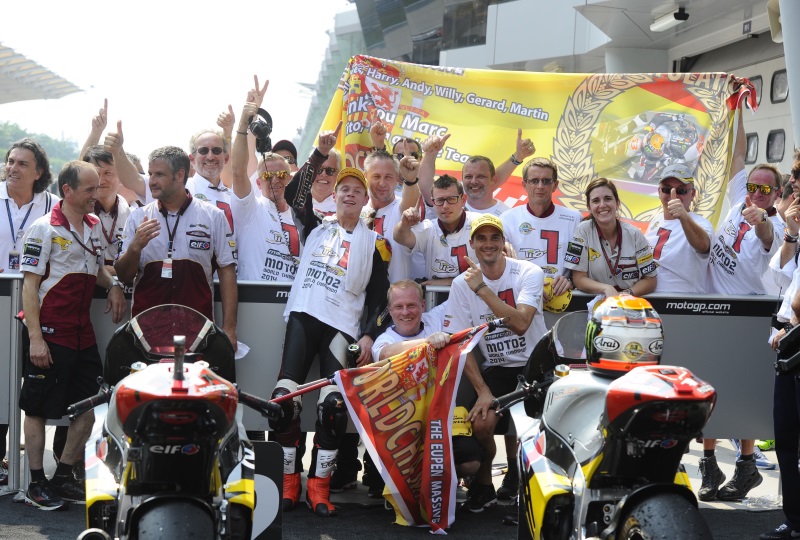 Tito Rabat und Marc VDS mit Teamchef Michael Bartholemy aus Eupen feiern den Moto2-Titel