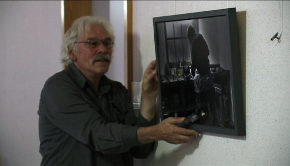 Fotograf Günter Rangeard bei der Vorbereitung der Ausstellung im BRF