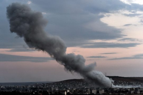 Rauch über der Stadt Kobane nach Luftangriffen