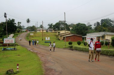 Früher Morgen in Ebolowa - Um 7 Uhr geht es auf zur Schule