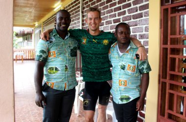 Früher Morgen in Ebolowa - Fred mit zwei Mitarbeitern des Hotels Florence