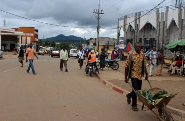 Stadtbummel durch das Zentrum von Ebolowa