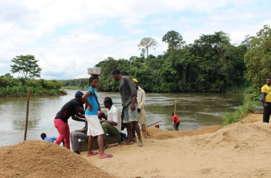 Ravel du Bout du Monde in Kamerun - am Ufer des Mungo