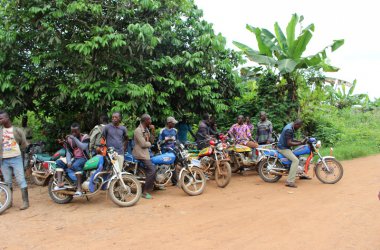 Ravel du Bout du Monde in Kamerun - am Mungo warten Moped-Taxis auf Kunden