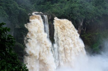 Ravel du Bout du Monde in Kamerun - Wasserfall Ekom Nkam
