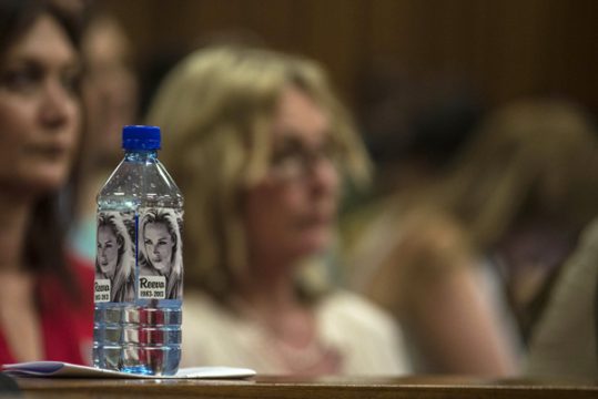 Eine mit einem Foto von Reeva Steenkamp dekorierte Flasche im Gerichtssaal von Pretoria
