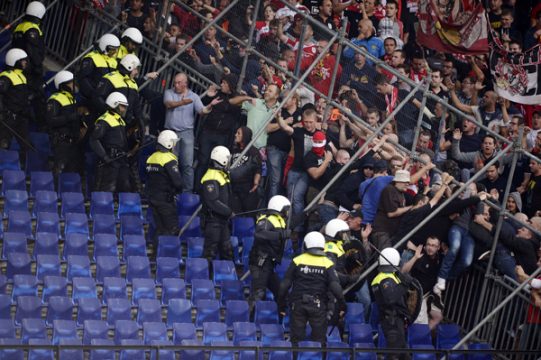 Standard Lüttich kassiert eine Geldstrafe wegen des Verhaltens der Fans beim EL-Spiel in Rotterdam