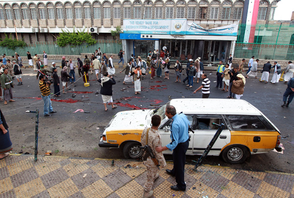 Nach neuem Anschlag: Jemenitische Sicherheitsleute und Huthi-Rebellen in der Hauptstadt Sanaa