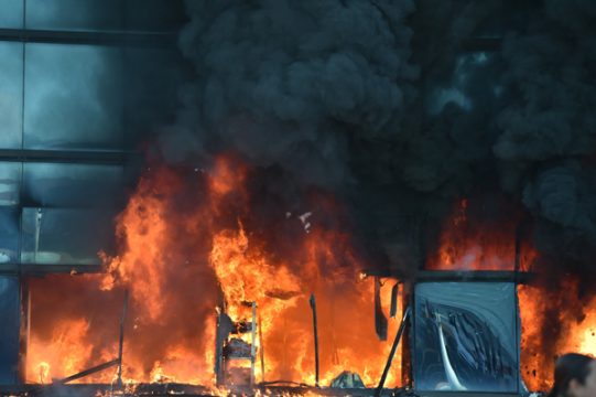 Der Sitz der Regionalregierung des Bundesstaates Guerrero steht in Flammen