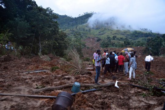Bewohner von Koslanda auf einem Gelände nach dem Erdrutsch
