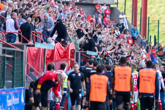 Standard-Fans lösen Abbruch der Begegnung gegen Zulte Waregem aus
