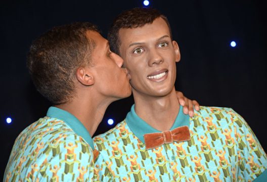 Stromae mit seinem Ebenbild aus Wachs im Pariser Grévin-Museum