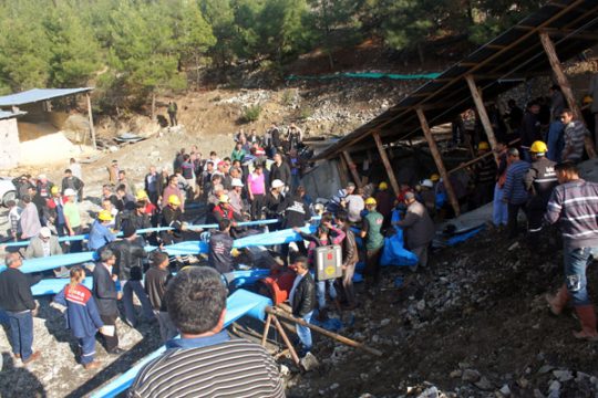 Türkische Rettunngskräfte und Minenarbeiten versuchen, ihre Kumpel zu retten