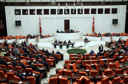 Das Parlament in Ankara billigte am Donnerstagabend Militäreinsätze in Syrien und im Irak