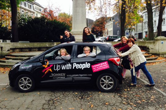 Up with people in Eupen: Kerstin Cornelis, Gitte Andersen, Claudia Stoffels und Rita Bertemes unterstützen Elena und Natalia (oben) aus Mexiko