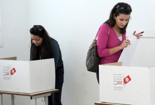 Tunesierinnen in einem Wahlbüro in einem Vorort von Tuis