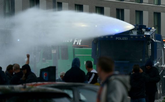 Köln: Polizei setzt Wasserwerfer gegen aggressive Hooligans ein