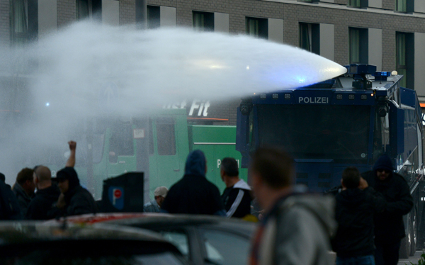 Köln: Polizei setzt Wasserwerfer gegen aggressive Hooligans ein