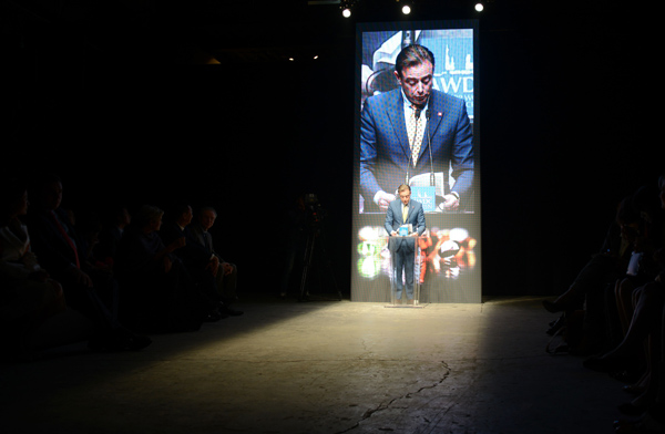 Besuch in Shanghai: Bart De Wever hält eine Rede bei einer Modenschau