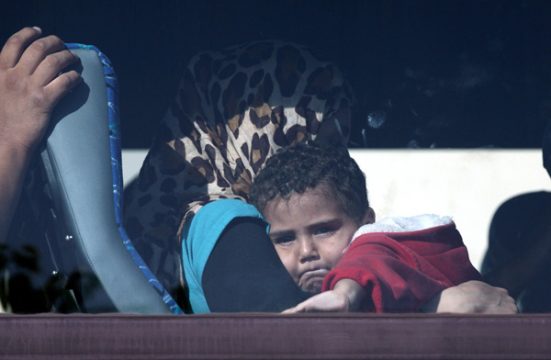 Flüchtlinge auf dem Weg zum Auffanglager