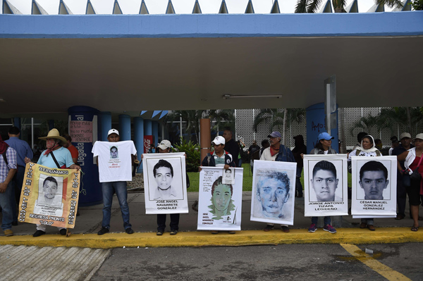 Demonstranten mit Bildern von einigen der 43 vermissten Studenten blockieren die Eingänge zum Flughafen von Acapulco