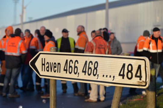 Streikende Arbeiter am Hafen von Antwerpen