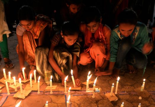 Bhopal-Opfer der zweiten Generation zünden Kerzen in Gedenken an die Opfer von vor 30 Jahren