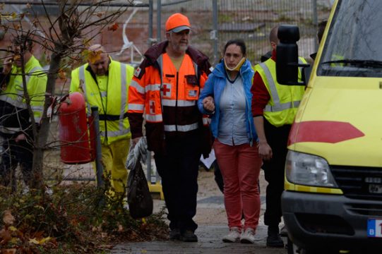 Rettungswkräfte kümmern sich nach dem Zugunglück in Braine l'Alleud um eine Verletzte