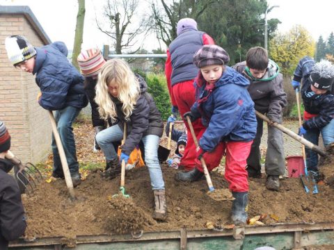 Projekt Schulgärten: Braunlaufer Schüler legen ihr eigenes Hochbeet an